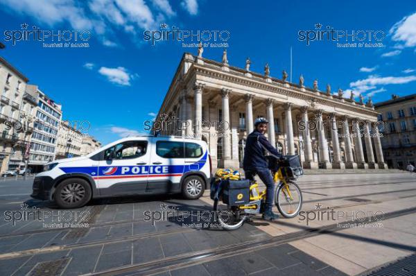 GIRONDE (33) BORDEAUX, CONFINEMENT COVID-19, CORONAVIRUS, SERVICES PUBLIC, POLICIERS EN VOITURE ET FACTEUR EN VELO DEVANT LE GRAND THEATRE, TRIANGLE D'OR, PLACE DE LA COMMEDIE  // FRANCE, GIRONDE (33) BORDEAUX, PUBLIC SERVICES, POLICE CARS AND FACTOR BY BIKE IN FRONT OF THE GRAND THEATER, GOLDEN TRIANGLE, PLACE DE LA COMMEDIE (200925JBNadeau_00261.jpg)