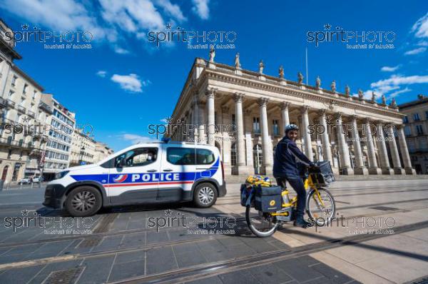 GIRONDE (33) BORDEAUX, CONFINEMENT COVID-19, CORONAVIRUS, SERVICES PUBLIC, POLICIERS EN VOITURE ET FACTEUR EN VELO DEVANT LE GRAND THEATRE, TRIANGLE D'OR, PLACE DE LA COMMEDIE  // FRANCE, GIRONDE (33) BORDEAUX, PUBLIC SERVICES, POLICE CARS AND FACTOR BY BIKE IN FRONT OF THE GRAND THEATER, GOLDEN TRIANGLE, PLACE DE LA COMMEDIE (200925JBNadeau_00262.jpg)