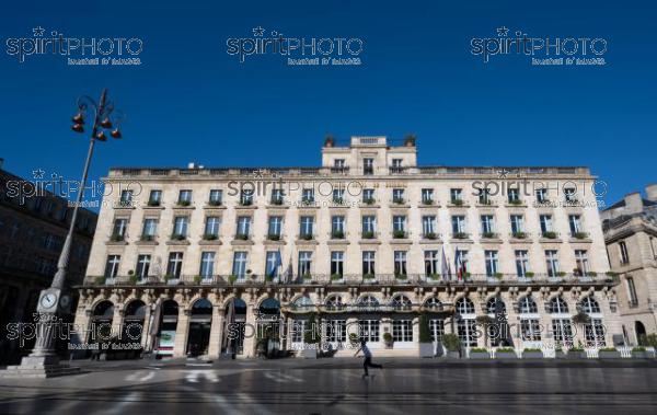 GIRONDE (33) BORDEAUX, CONFINEMENT COVID-19, CORONAVIRUS, TRIANGLE D'OR, FACADE GRAND HOTEL DE BORDEAUX, PLACE DESERTE  // FRANCE, GIRONDE (33) BORDEAUX, GOLDEN TRIANGLE, GRAND HOTEL DE BORDEAUX, DESERT PLACE, DESERT AVENUE IN THE DISTRICT (200925JBNadeau_00284.jpg)