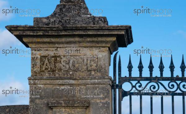 GIRONDE (33), SAINT-EMILION, PILIER DU PORTAIL DU CHATEAU AUSONE, 1 ER GRAND CRU CLASSE A , AOC SAINT EMILION, VIGNOBLE DE BORDEAUX // FRANCE, GIRONDE (33), SAINT-EMILION, PILLAR OF THE PORTAL OF CHATEAU AUSONE, 1 ER GRAND CRU CLASSE A, AOC SAINT EMILION, BORDEAUX VINEYARD (210318JBNadeau_024.jpg)