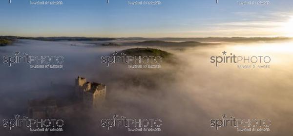 Chateau Beynac in fog in the early morning Perigord Noir Dordogne France (BWP_00526-2.jpg)