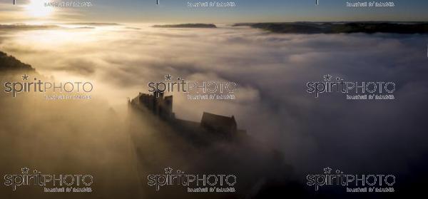 Chateau Beynac in fog in the early morning Perigord Noir Dordogne France (BWP_00529.jpg)