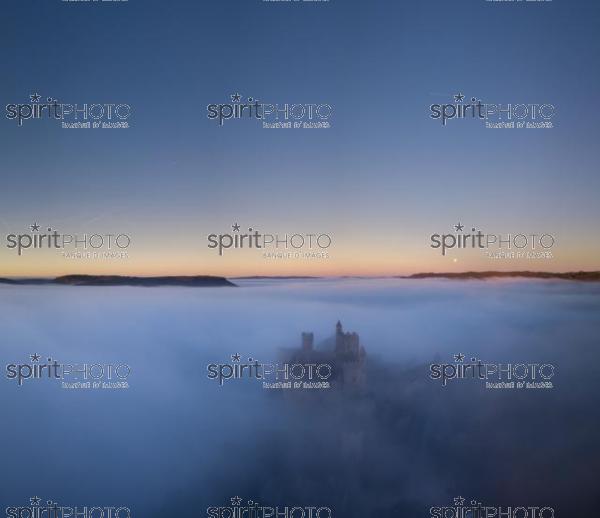 Chateau Beynac in fog in the early morning Perigord Noir Dordogne France (BWP_00540.jpg)