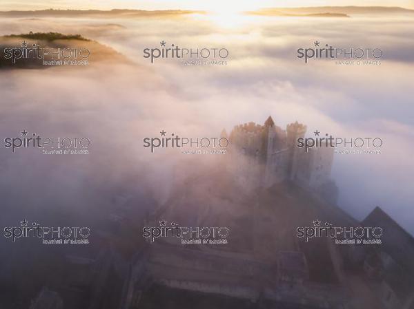 Chateau Beynac in fog in the early morning Perigord Noir Dordogne France (BWP_00543.jpg)