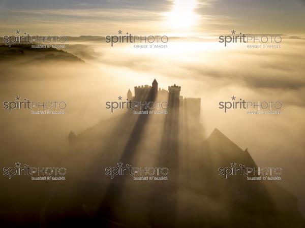 Chateau Beynac in fog in the early morning Perigord Noir Dordogne France (BWP_00548.jpg)