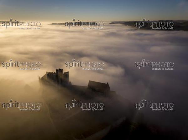 Chateau Beynac in fog in the early morning Perigord Noir Dordogne France (BWP_00549.jpg)