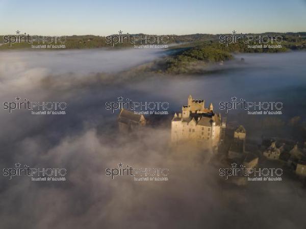 Chateau Beynac in fog in the early morning Perigord Noir Dordogne France (BWP_00550.jpg)