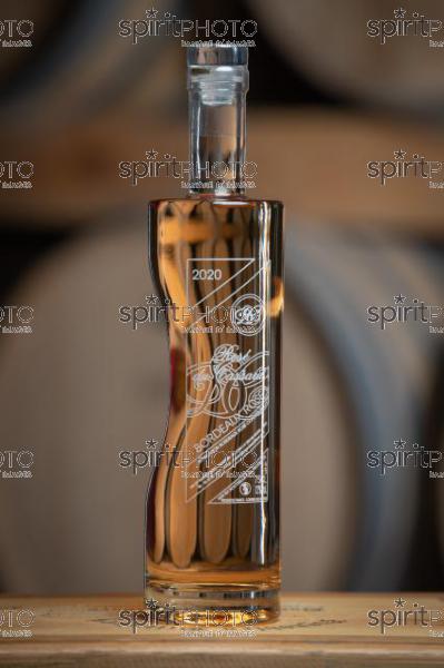 GIRONDE (33), SAINT-CIERS-SUR-GIRONDE,DOMAINE DU CASSARD, CUVEE MARINE  VIGNOBLE BORDELAIS, Eric BILLIERES, VITICULTEUR, SOMMELIER est un passionné toujours à la recherche d’évolution pour améliorer la qualité de ses vins ou sortir des chemins conventionnels. Sa dernière création « bouteilles à la mer » : une partie de sa production de vin blanc élevée dans la mer pendant 8 mois.« Ce vieillissement en mer amène une certaine rondeur et un léger goût iodé. C’est idéal pour accompagner une assiette de fruits de mer. » (CEPHAS_JBNADEAU_022.jpg)