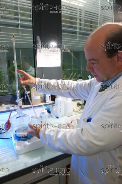 DGCCRF Bordeaux-Analyse Vin-Micro-Cuves (JBNADEAU_00485.jpg)