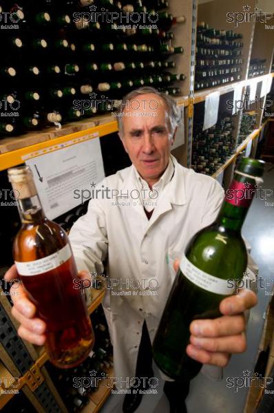 DGCCRF Bordeaux-Analyse Vin-Micro-Cuves (JBNADEAU_00493.jpg)