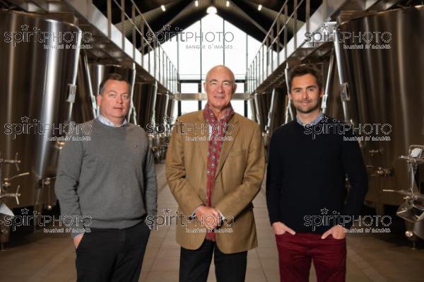 FRANCE, GIRONDE, MARTILLAC, PATRICK JESTIN (PDG DE DOURTHE), VALENTIN JESTIN (DIRECTEUR MARKETING ET COMMERCIAL), ET FRÉDÉRIC BONNAFFOUS (DIRECTEUR DES DOMAINES DOURTHE), CHATEAU LA GARDE, VIGNOBLE DOURTHE, AOC PESSAC_LEOGNAN, VIGNOBLE BORDELAIS (JBN_0169.jpg)