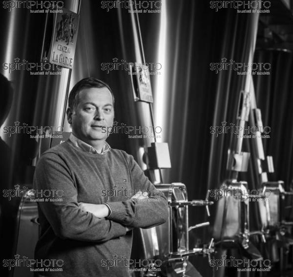 FRANCE, GIRONDE, MARTILLAC, PATRICK JESTIN (PDG DE DOURTHE), VALENTIN JESTIN (DIRECTEUR MARKETING ET COMMERCIAL), ET FRÉDÉRIC BONNAFFOUS (DIRECTEUR DES DOMAINES DOURTHE), CHATEAU LA GARDE, VIGNOBLE DOURTHE, AOC PESSAC_LEOGNAN, VIGNOBLE BORDELAIS (JBN_0189-2.jpg)
