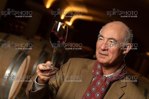 FRANCE, GIRONDE, MARTILLAC, PATRICK JESTIN (PDG DE DOURTHE), VALENTIN JESTIN (DIRECTEUR MARKETING ET COMMERCIAL), ET FRÃ‰DÃ‰RIC BONNAFFOUS (DIRECTEUR DES DOMAINES DOURTHE), CHATEAU LA GARDE, VIGNOBLE DOURTHE, AOC PESSAC_LEOGNAN, VIGNOBLE BORDELAIS (JBN_0226.jpg)