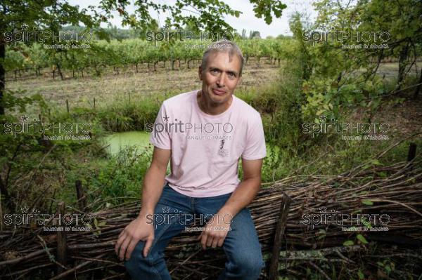 GIRONDE (33) LAPOUYADE, DELPHINE ET BENOIT VINET, DOMAINE EMILE GRELIER, AGRICULTURE BIOLOGIQUE, VIGNOBLE BORDELAIS  // FRANCE, GIRONDE (33) LAPOUYADE, DELPHINE ET BENOIT VINET, DOMAINE EMILE GRELIER, ORGANIC AGRICULTURE, BORDEAUX VINEYARD (JBN_0245.jpg)