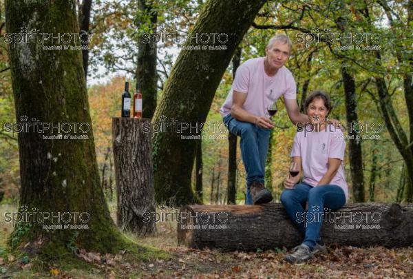 GIRONDE (33) LAPOUYADE, DELPHINE ET BENOIT VINET, DOMAINE EMILE GRELIER, AGRICULTURE BIOLOGIQUE, VIGNOBLE BORDELAIS  // FRANCE, GIRONDE (33) LAPOUYADE, DELPHINE ET BENOIT VINET, DOMAINE EMILE GRELIER, ORGANIC AGRICULTURE, BORDEAUX VINEYARD (JBN_0321.jpg)