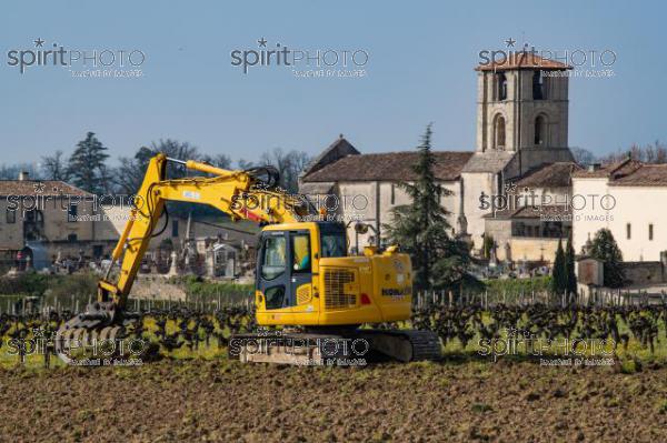 GIRONDE (33), SAINT-EMILION, CHANTIER DE TERRASSEMENT ET DE PREPARATION DE SOL AVANT LA PLANTATION DE LA VIGNE, CHATEAU CANON, VIGNOBLE DU BORDELAIS // FRANCE, GIRONDE (33), SAINT-EMILION, EARTHWORKING AND SOIL PREPARATION SITE BEFORE VINE PLANTING, CHATEAU CANON, BORDEAUX VINEYARD (JBN_0934.jpg)